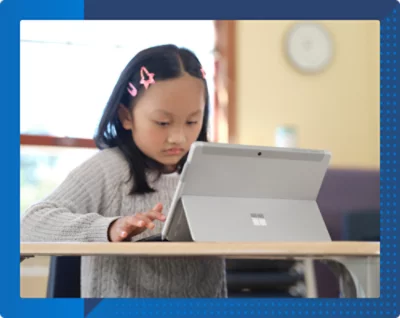 Ein Kind, das einen Computer benutzt