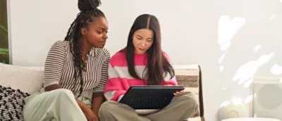 Eine Person, die auf einen Computer schaut