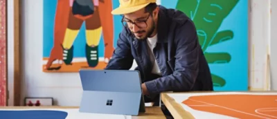 Eine Person, die auf einen Computer schaut