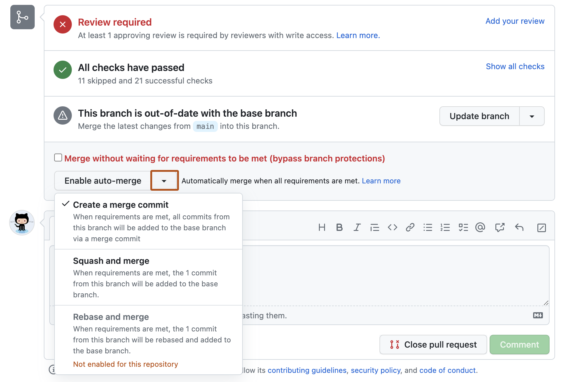 Screenshot des Mergefeldes eines Pull Requests. Ein Dropdownmenü (gekennzeichnet durch ein nach unten gerichtetes Dreieck) ist dunkelorange umrandet.